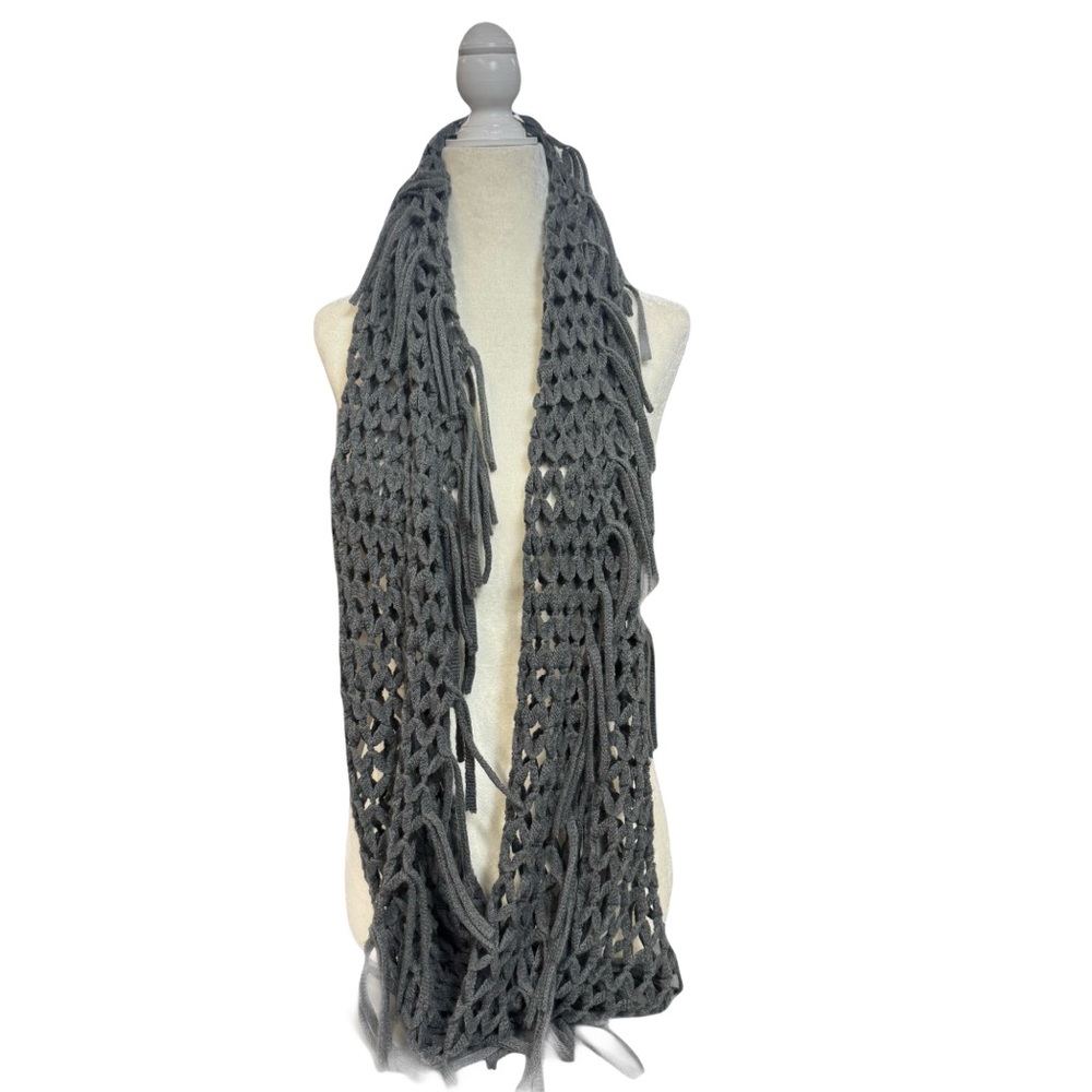Grey open weave crochet infinity scarf w fringe by 2 Chic EUC - Picture 3 of 10